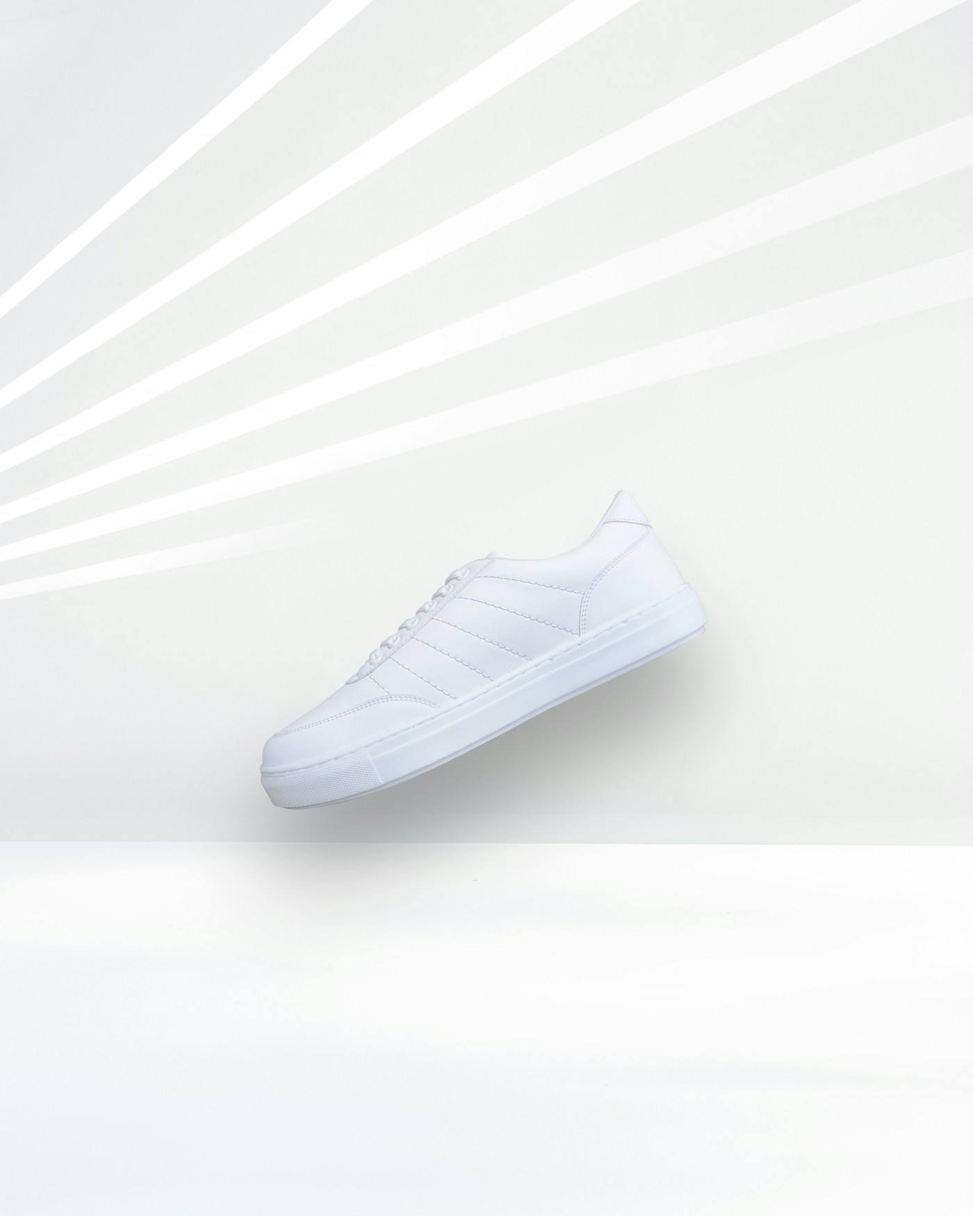 Białe sneakersy — ilustracja przykładowej okazji